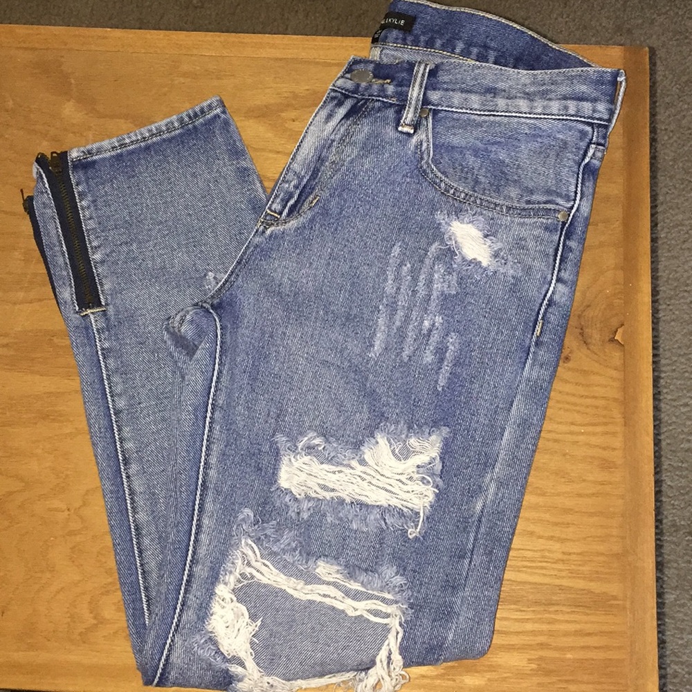 Ripped jean with zipper on bottom